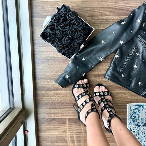 Authentic Prada Décolleté Heeled Sandals
Black suede and silver-coloured sails. - Picture 5 of 14